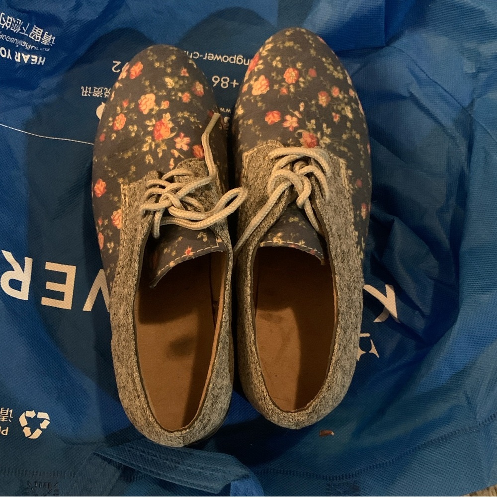 Floral Lace-Up Shoes